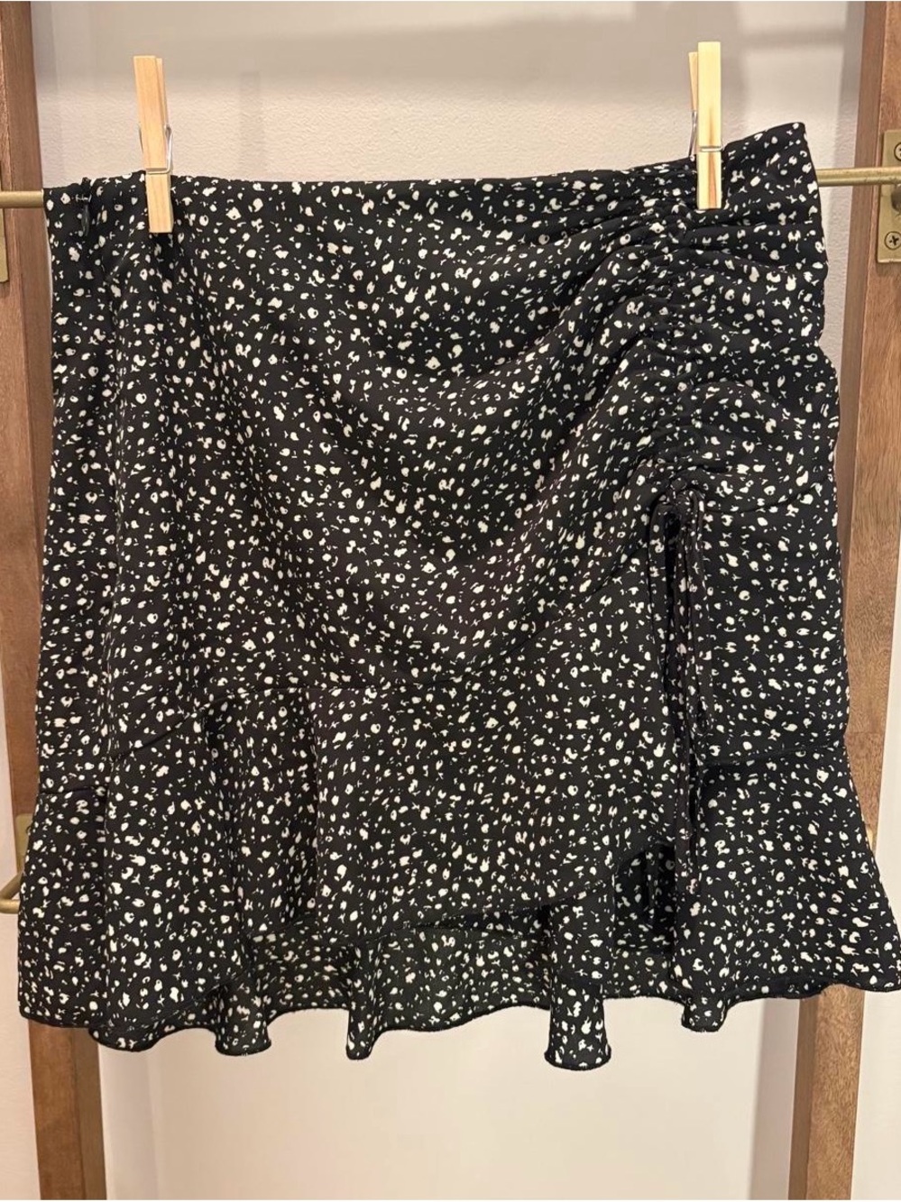 SHEIN Black Mini Skirt with White Floral Print (0045)